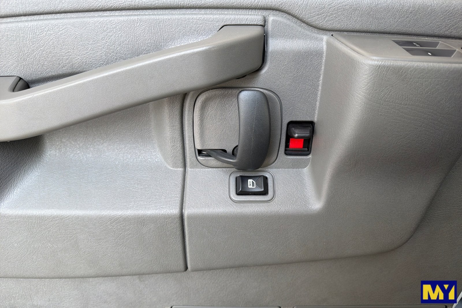 2025 Chevrolet Express Passenger 1LT