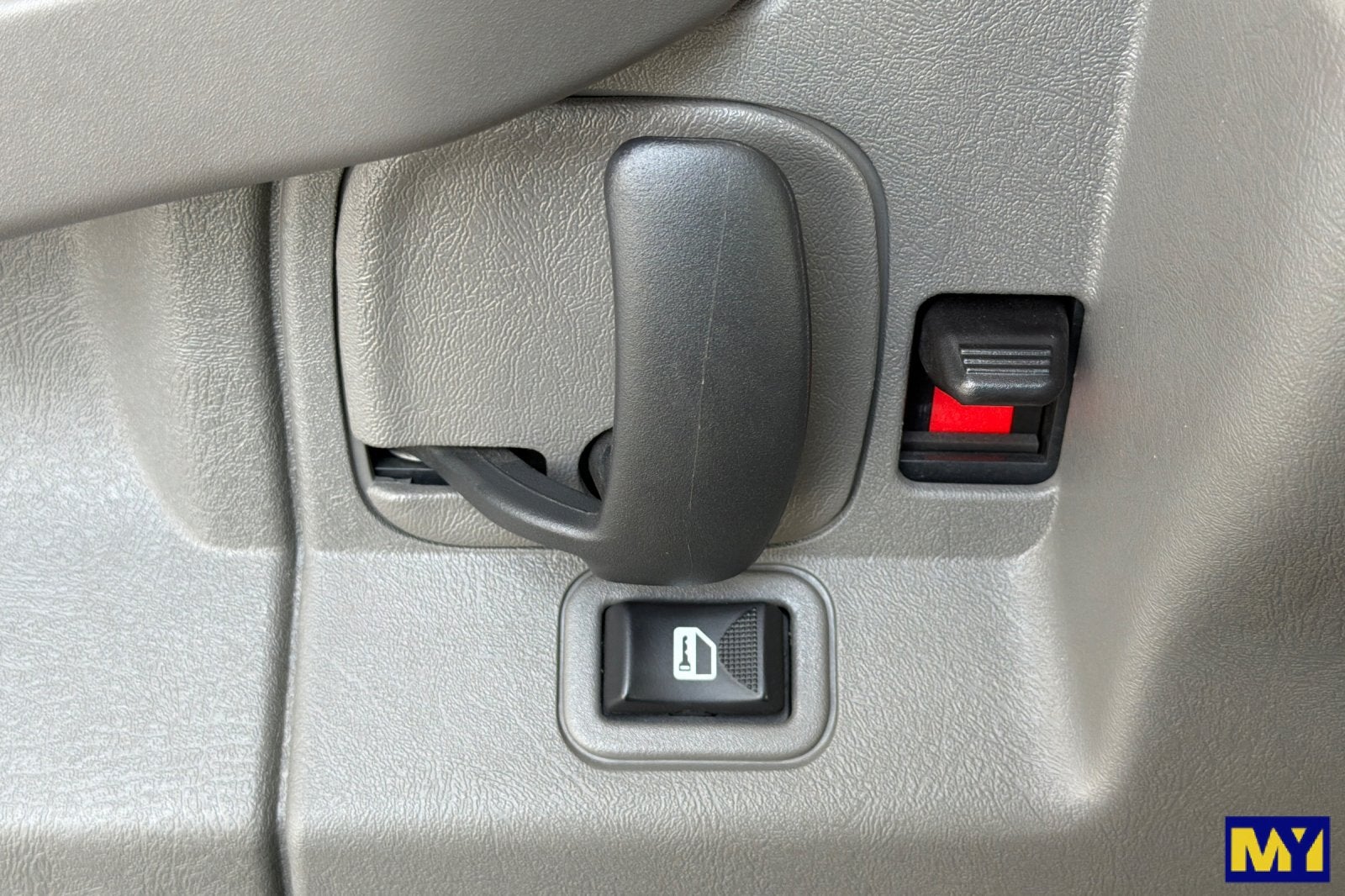 2025 Chevrolet Express Passenger 1LT