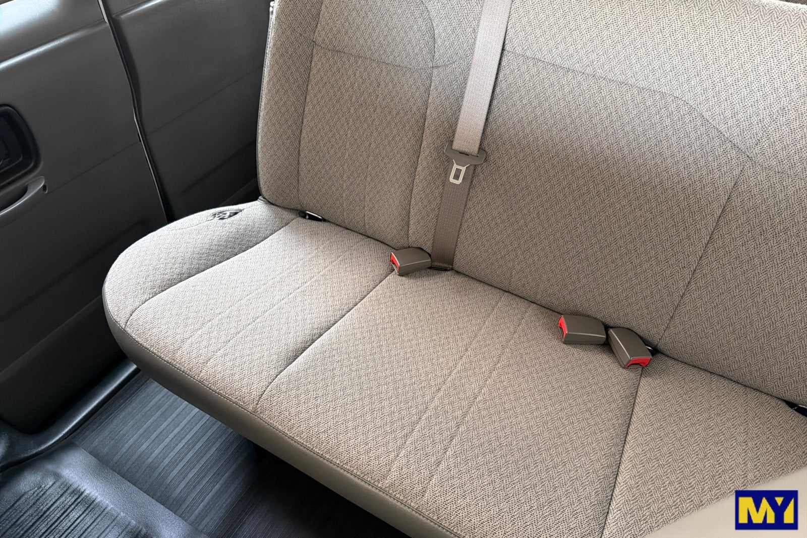 2025 Chevrolet Express Passenger 1LT