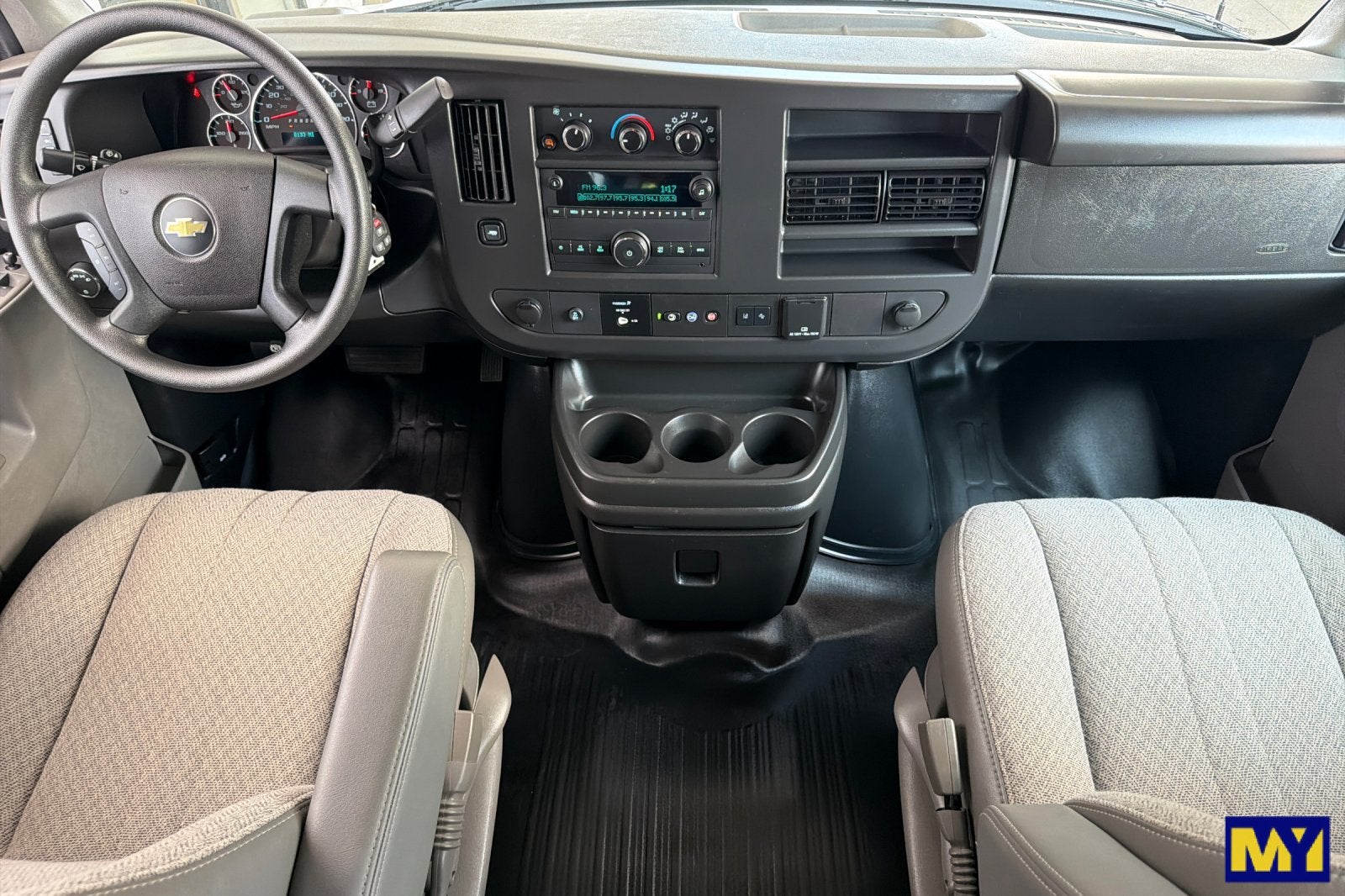 2025 Chevrolet Express Passenger 1LT