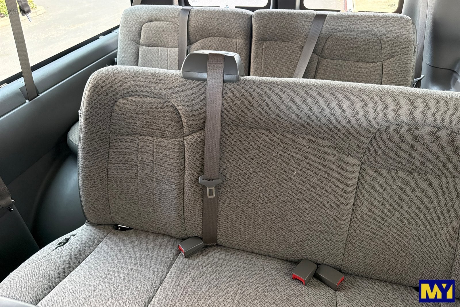 2025 Chevrolet Express Passenger 1LT