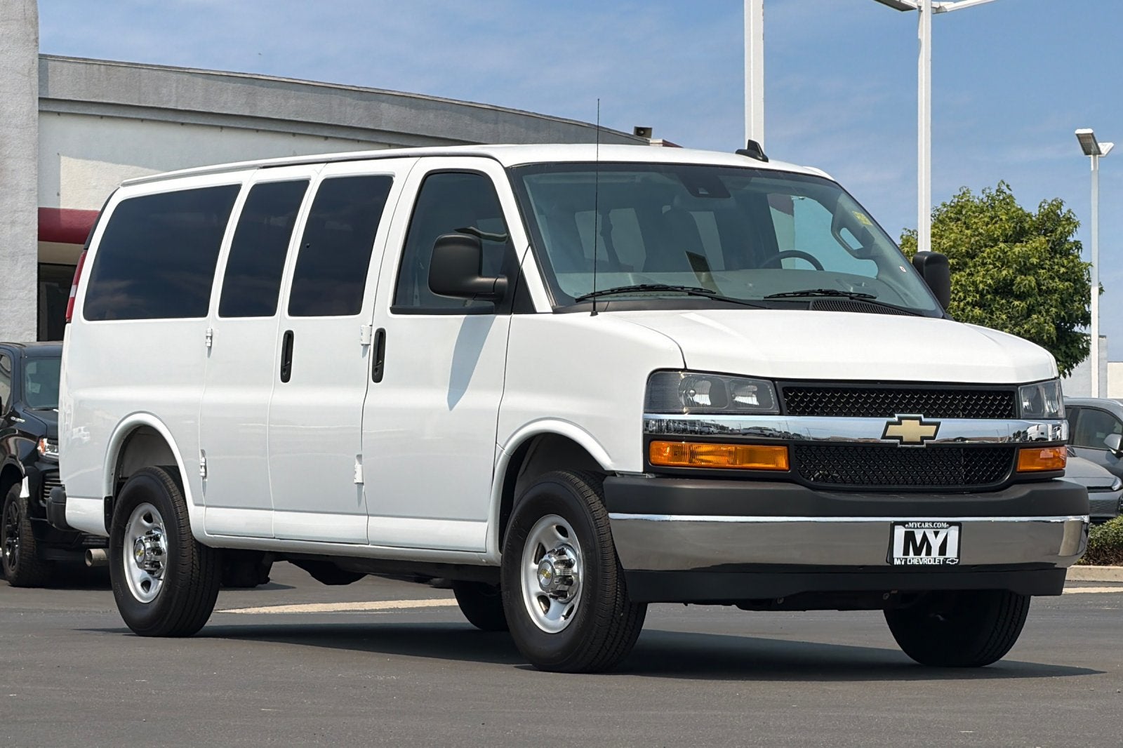 2025 Chevrolet Express Passenger 1LT