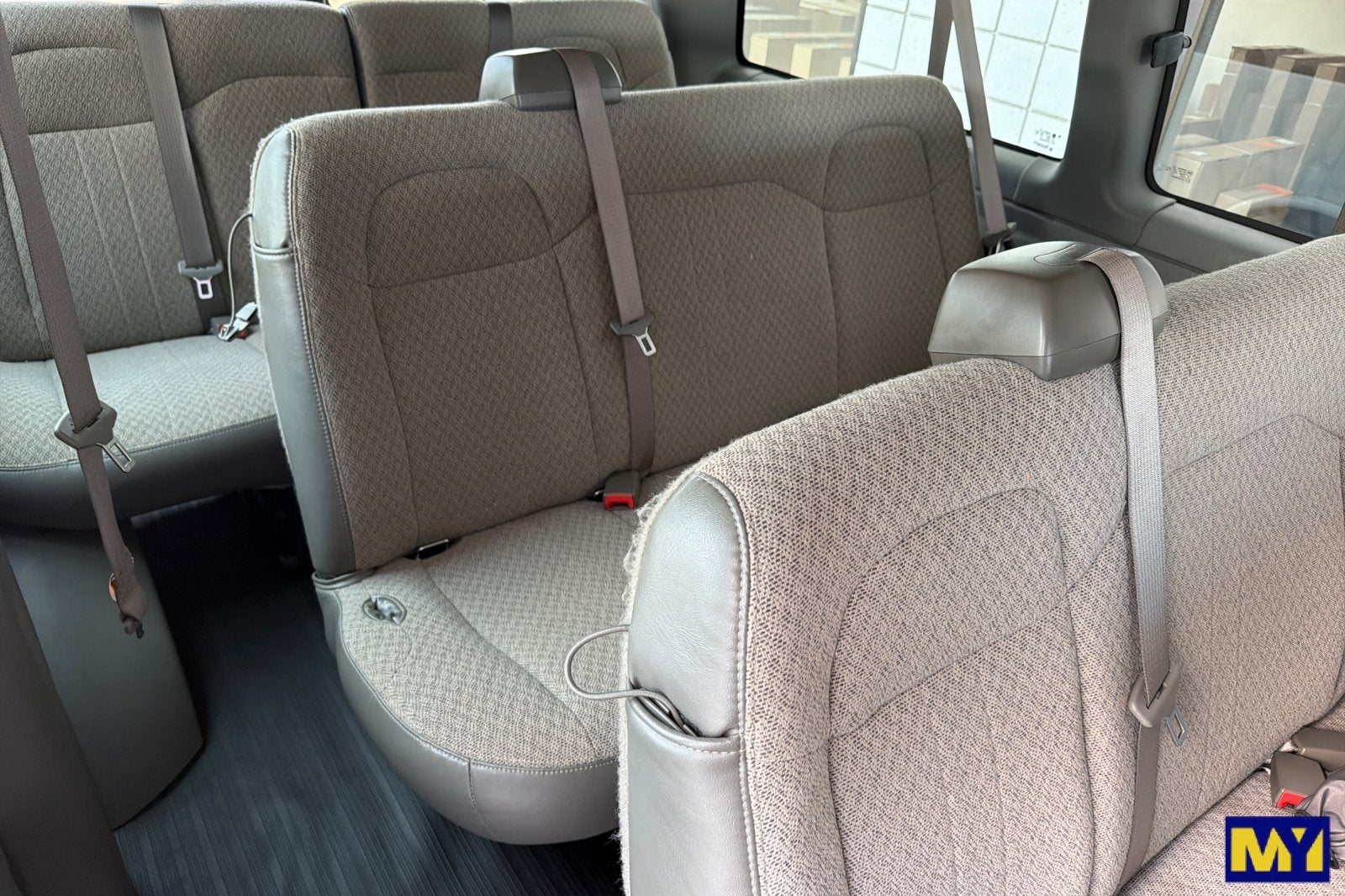 2025 Chevrolet Express Passenger 1LT