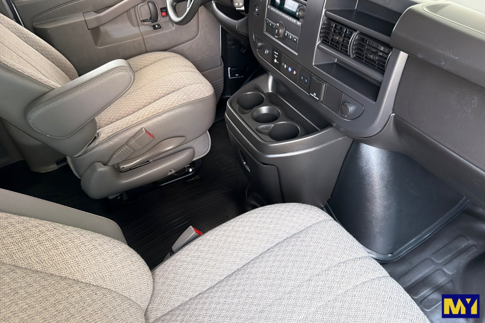2025 Chevrolet Express Passenger 1LT