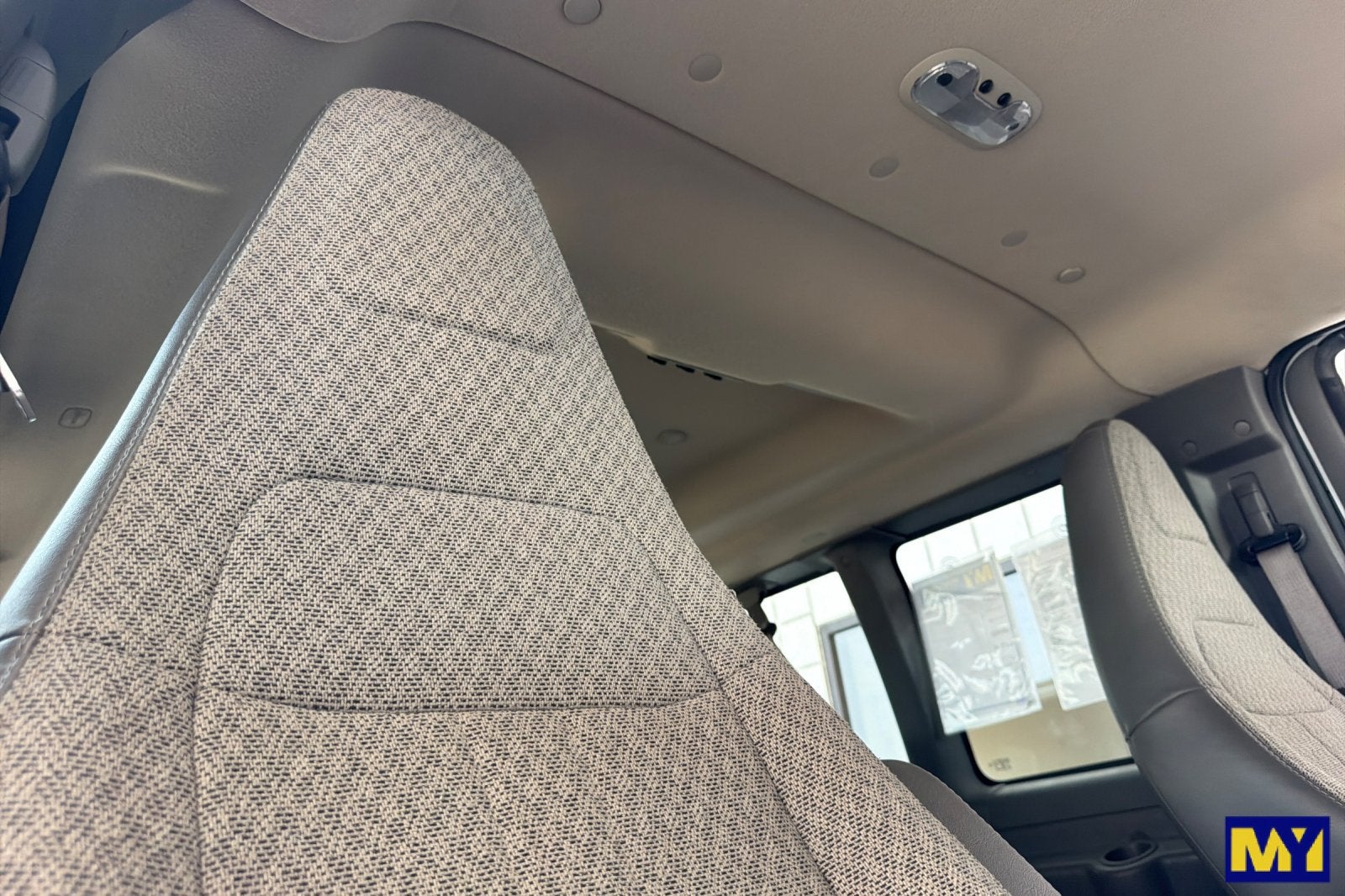 2025 Chevrolet Express Passenger 1LT