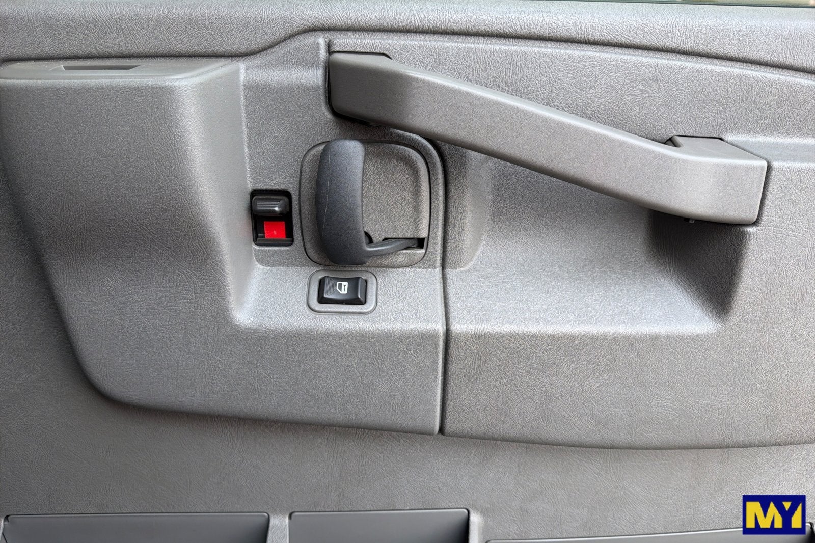 2025 Chevrolet Express Passenger 1LT