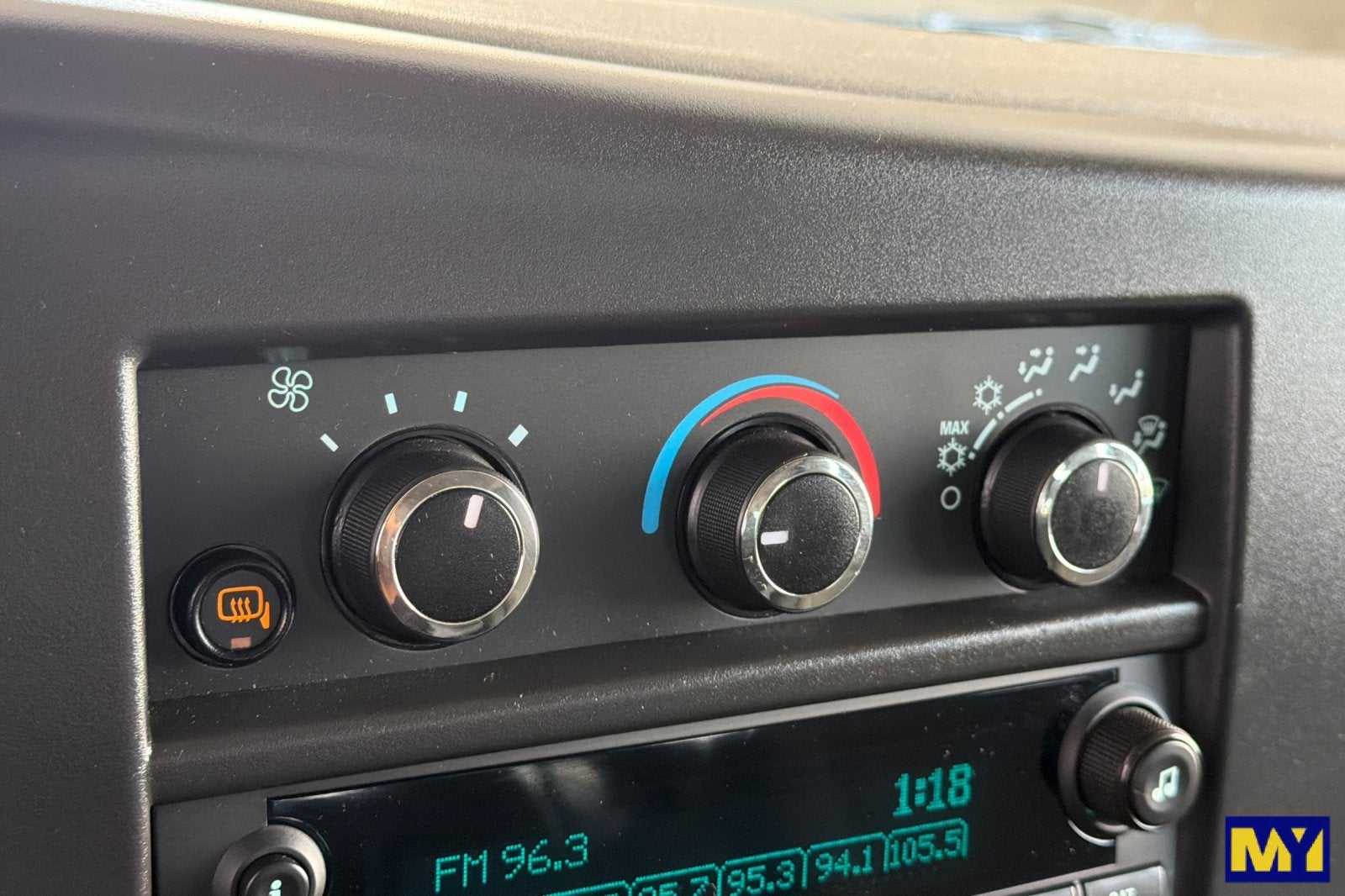 2025 Chevrolet Express Passenger 1LT