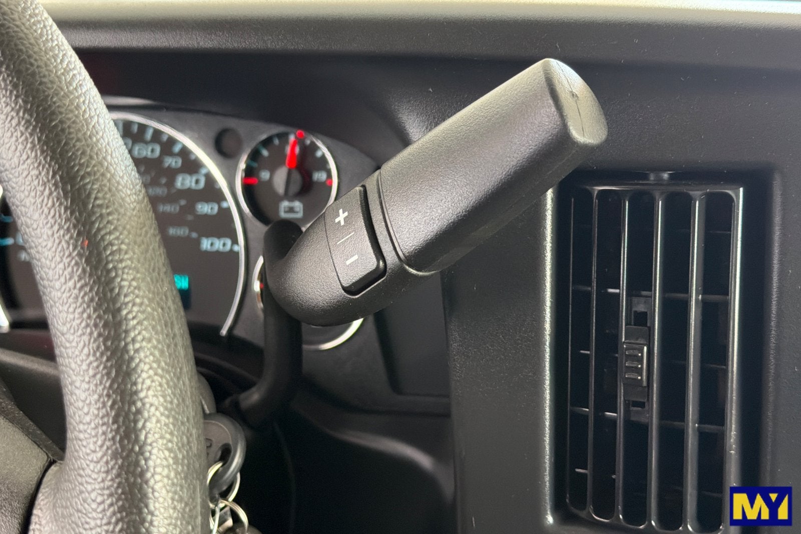 2025 Chevrolet Express Passenger 1LT