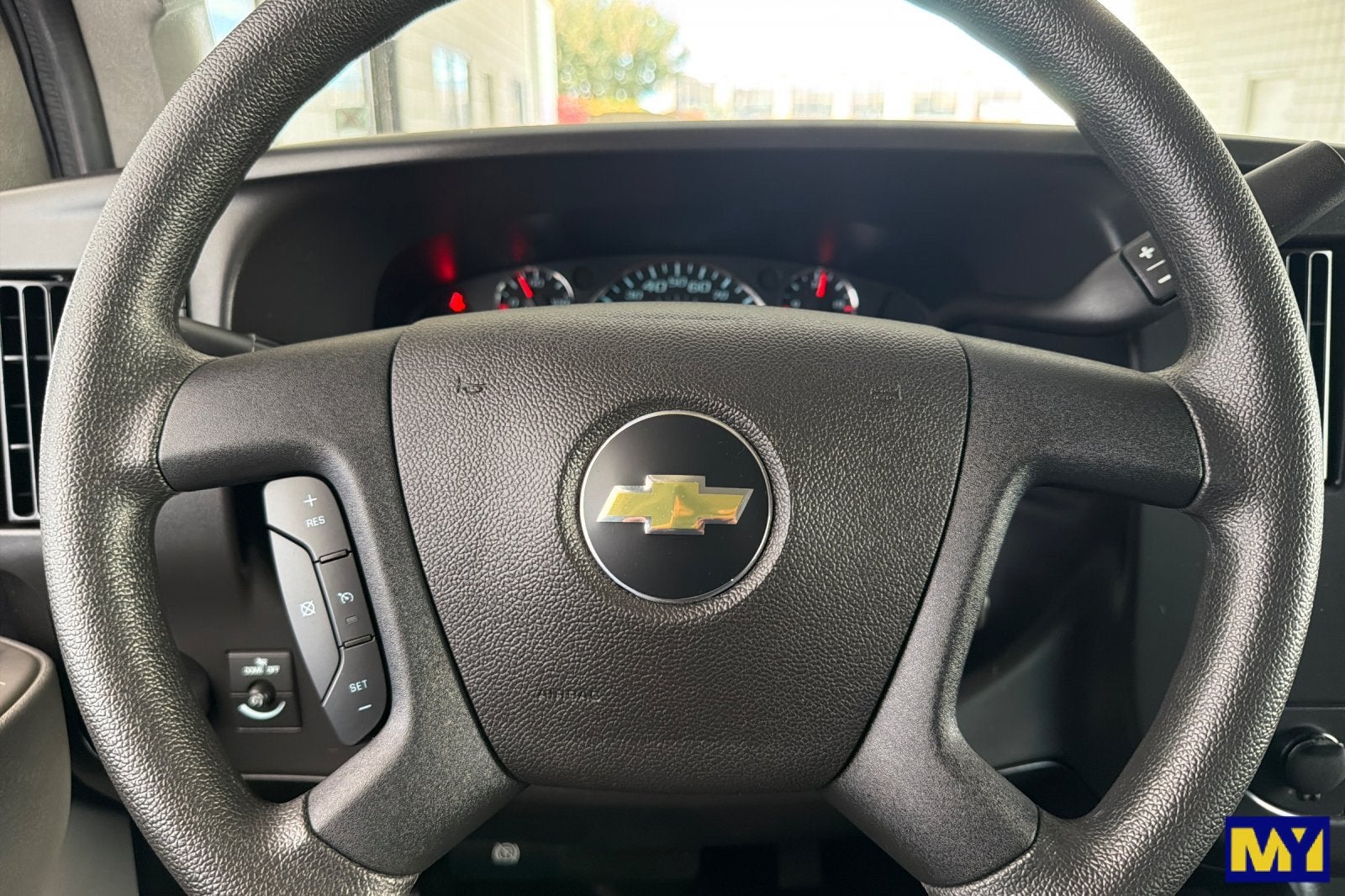 2025 Chevrolet Express Passenger 1LT
