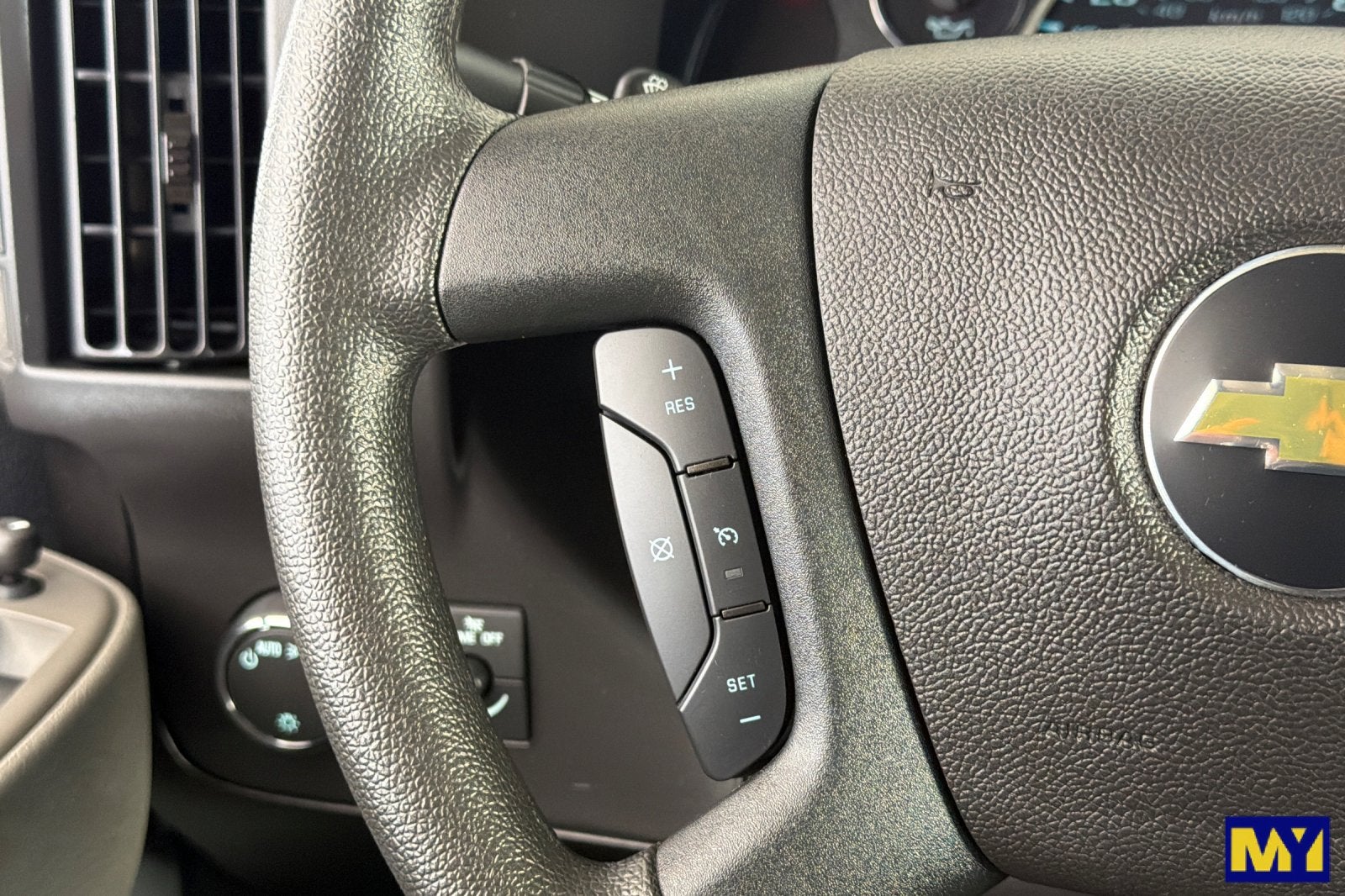 2025 Chevrolet Express Passenger 1LT