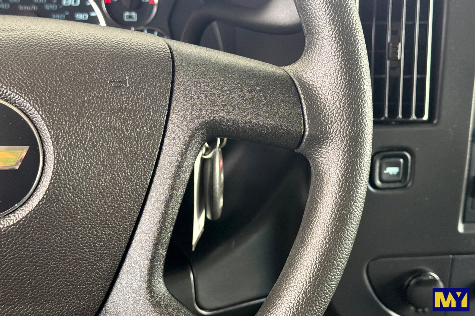 2025 Chevrolet Express Passenger 1LT