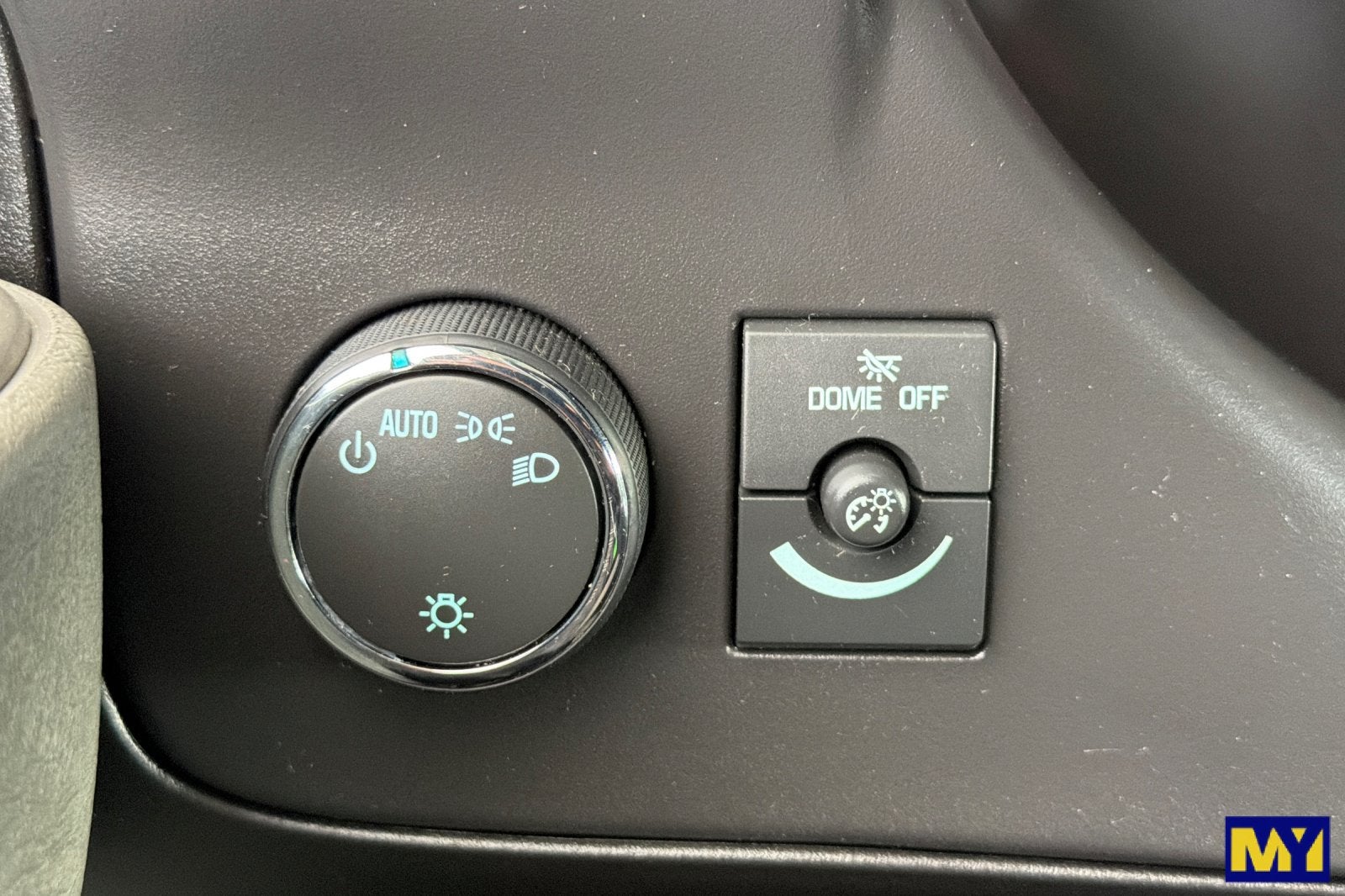 2025 Chevrolet Express Passenger 1LT