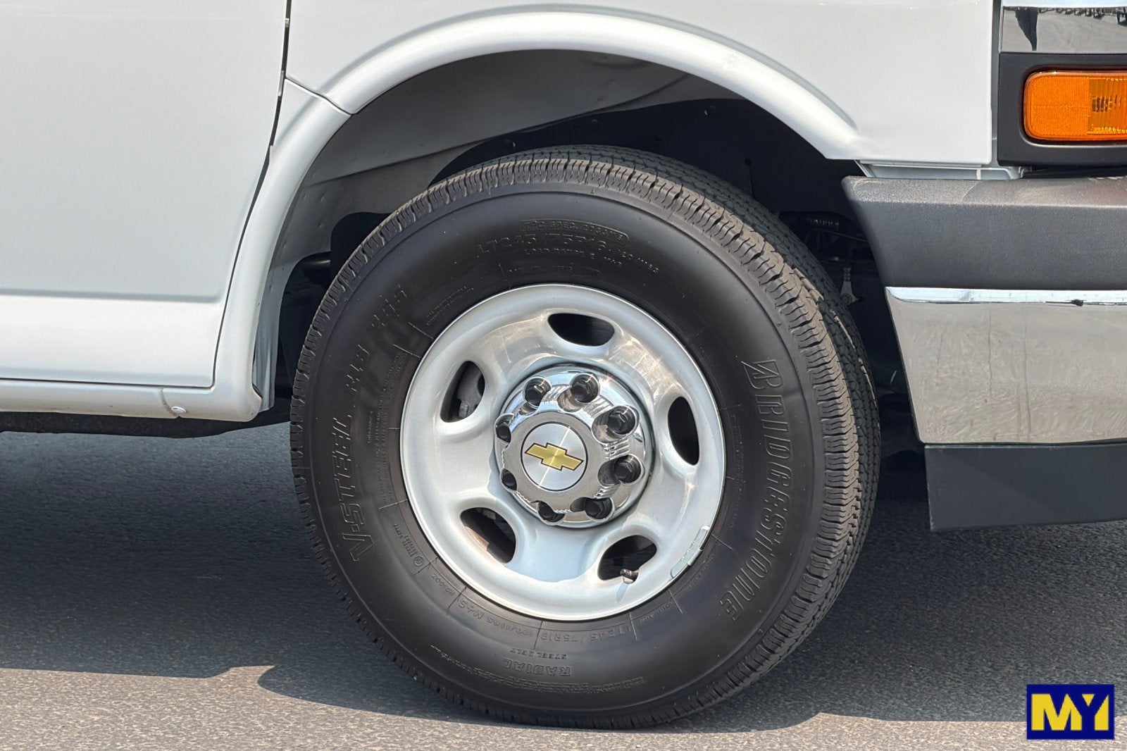 2025 Chevrolet Express Passenger 1LT