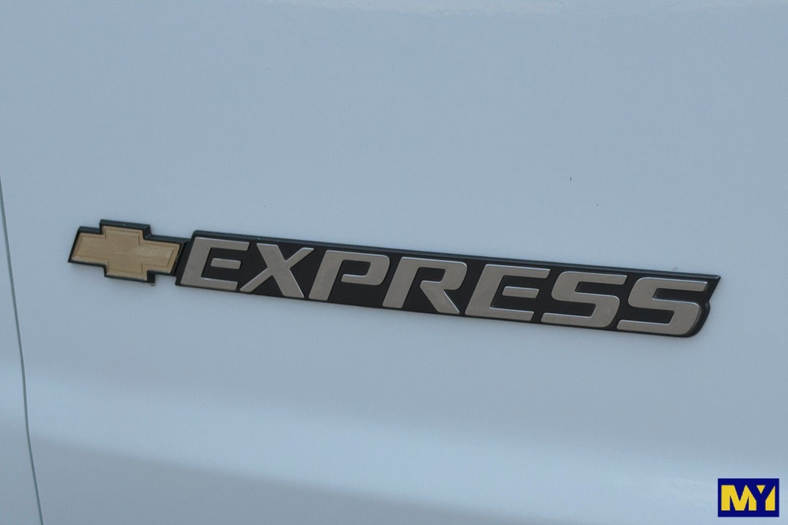 2025 Chevrolet Express Passenger 1LT