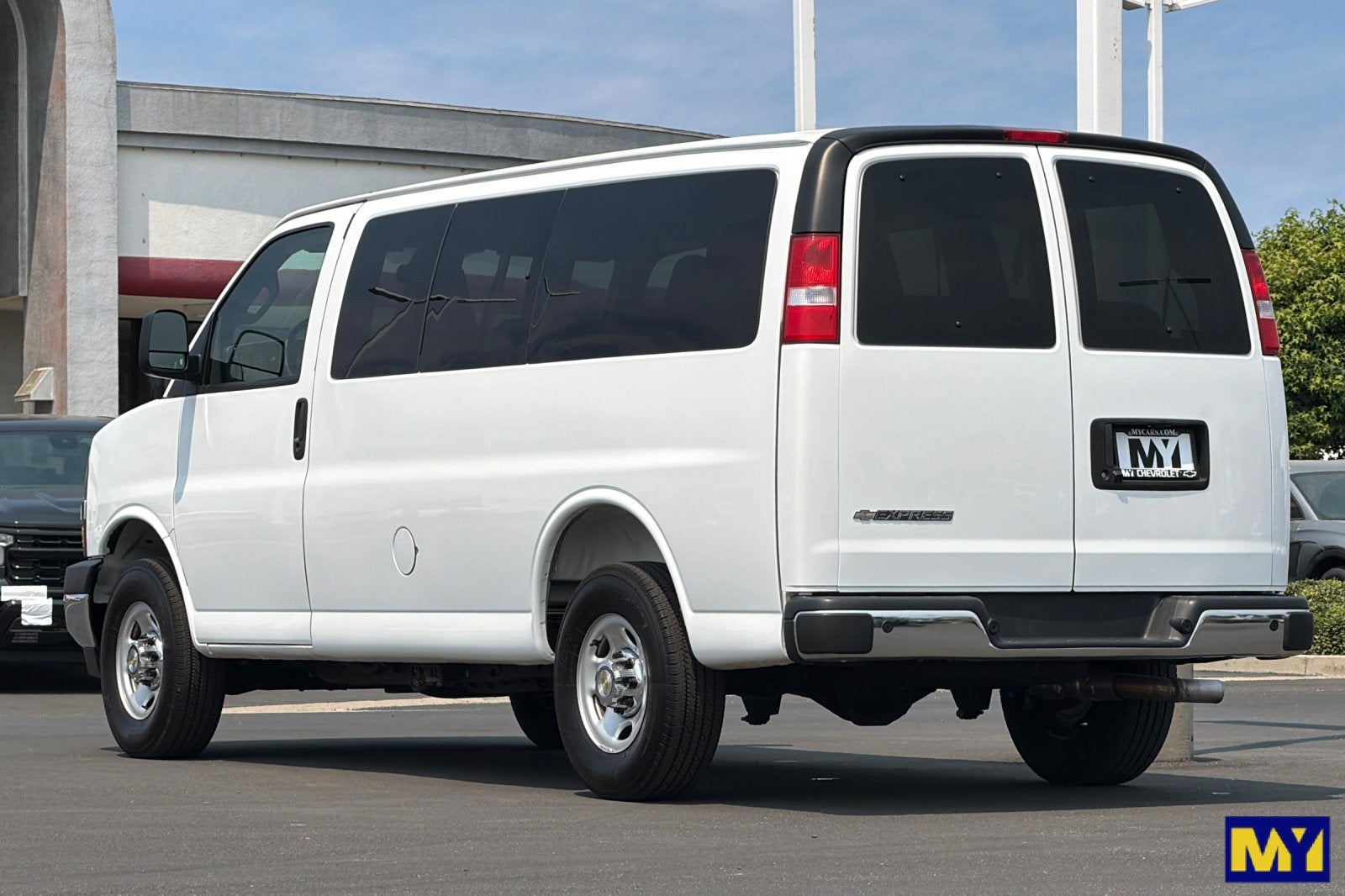 2025 Chevrolet Express Passenger 1LT