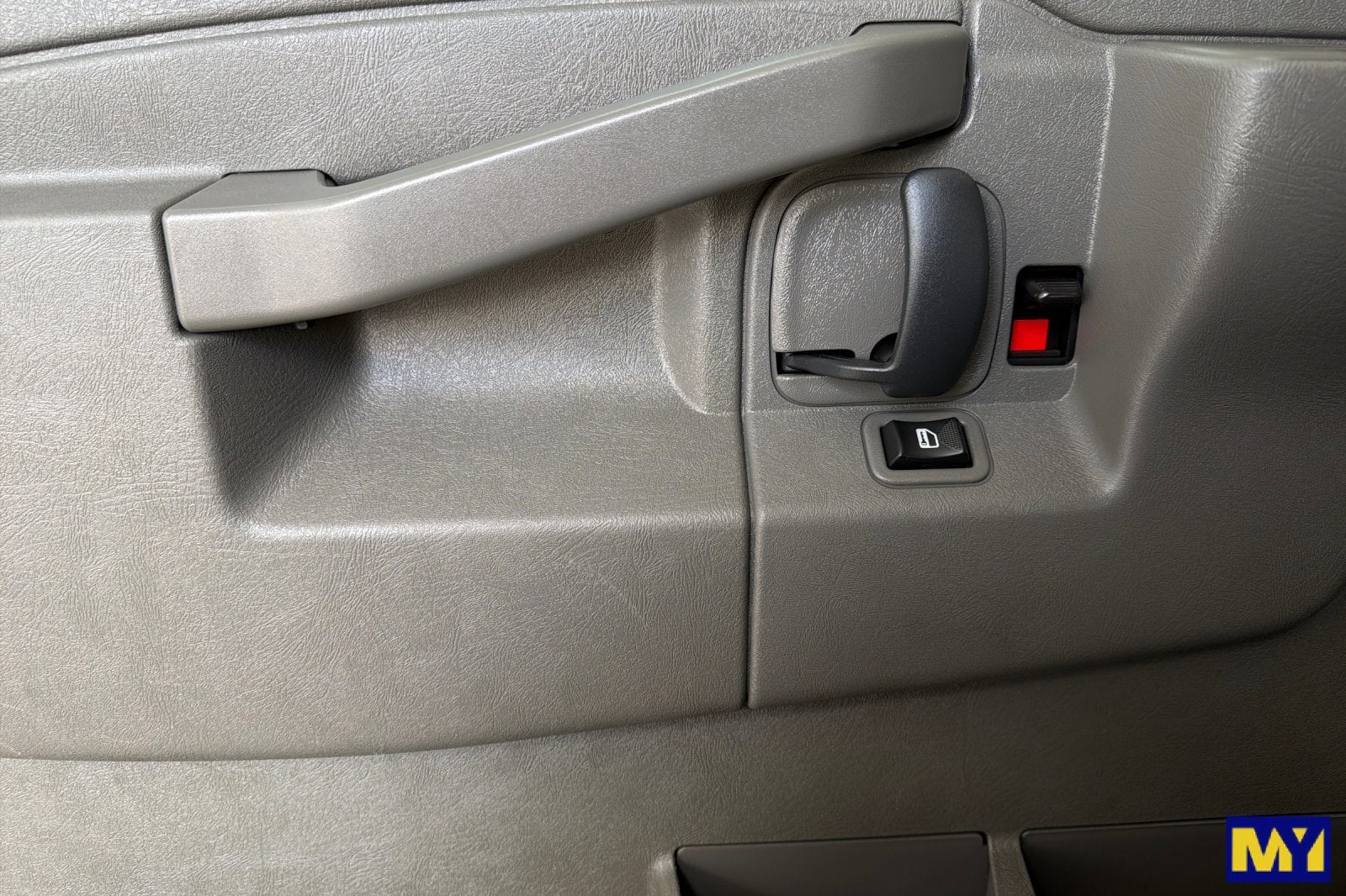 2023 Chevrolet Express Passenger 3500 1LT