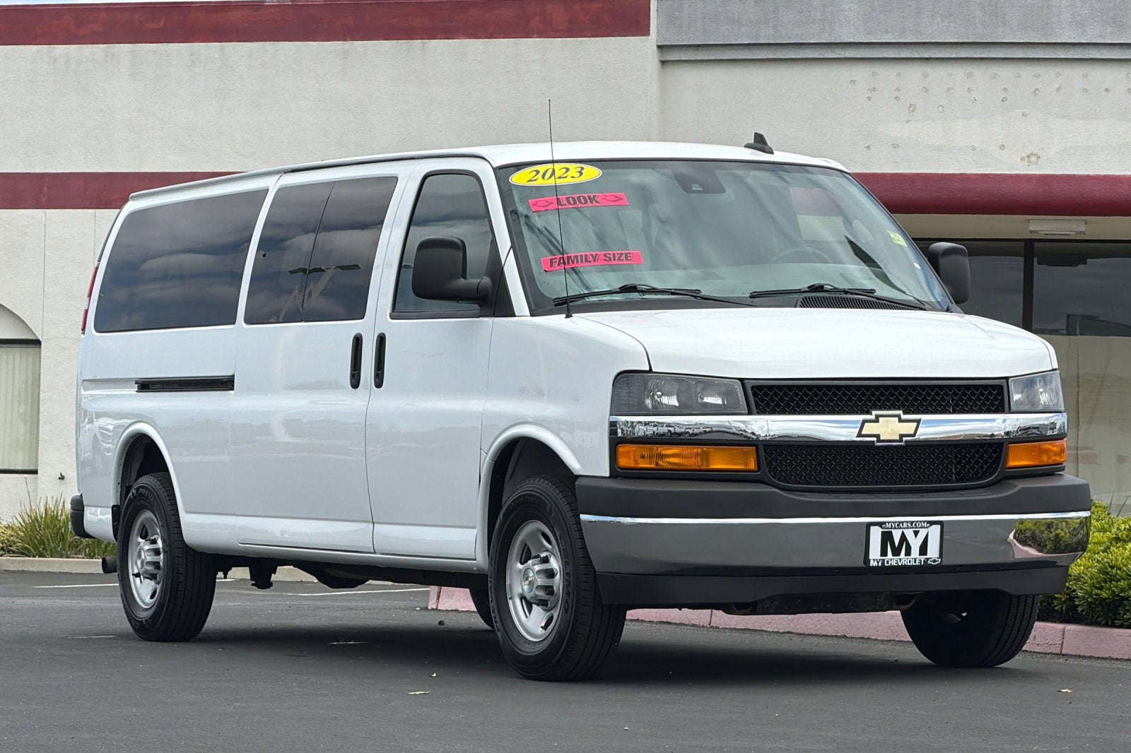 2023 Chevrolet Express Passenger 3500 1LT