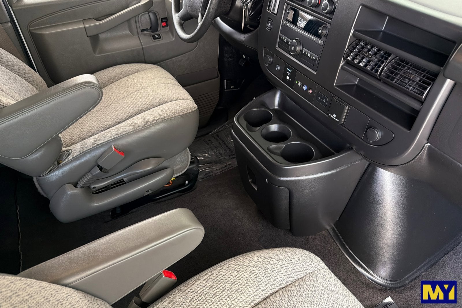 2023 Chevrolet Express Passenger 3500 1LT