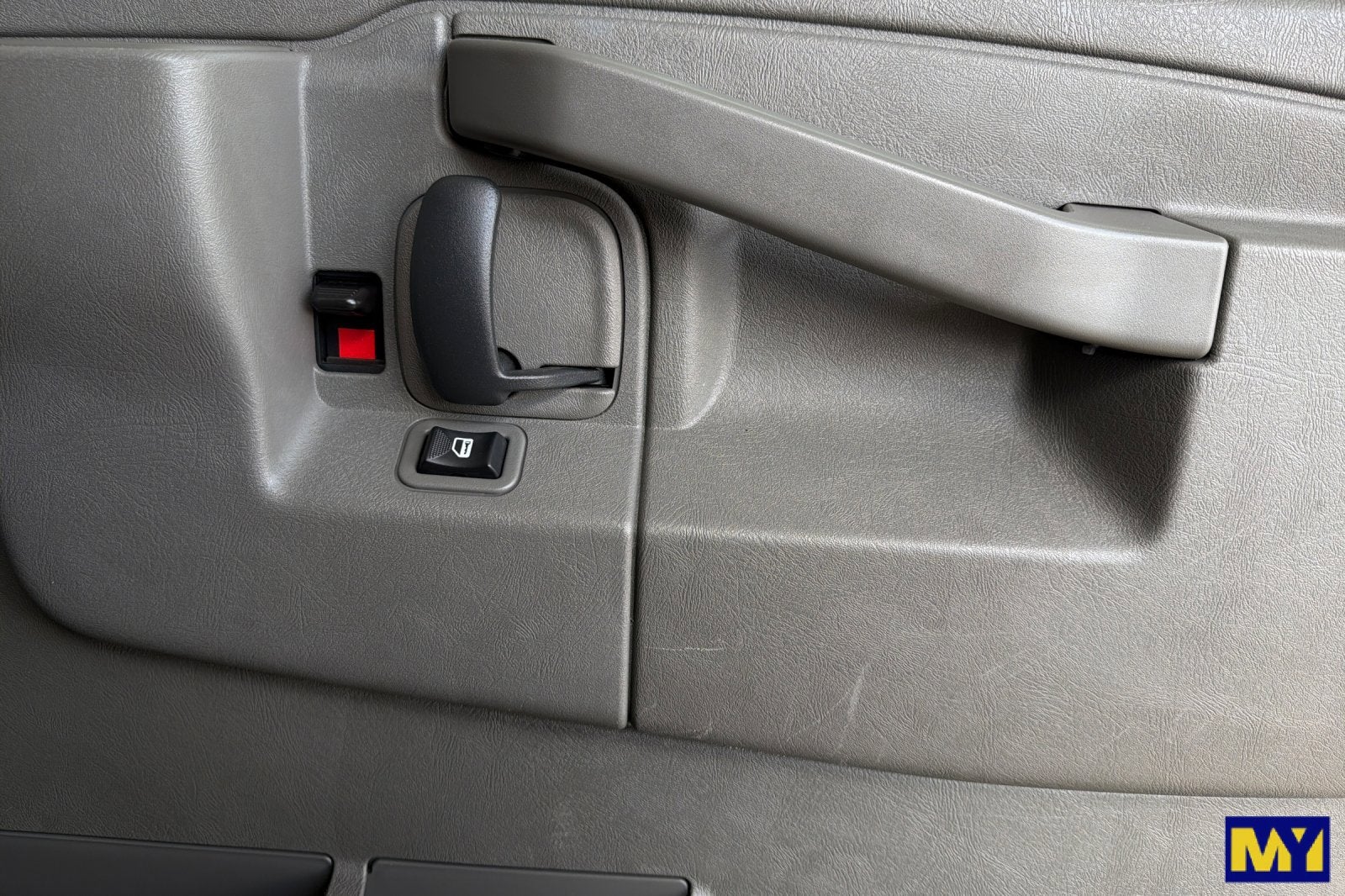 2023 Chevrolet Express Passenger 3500 1LT