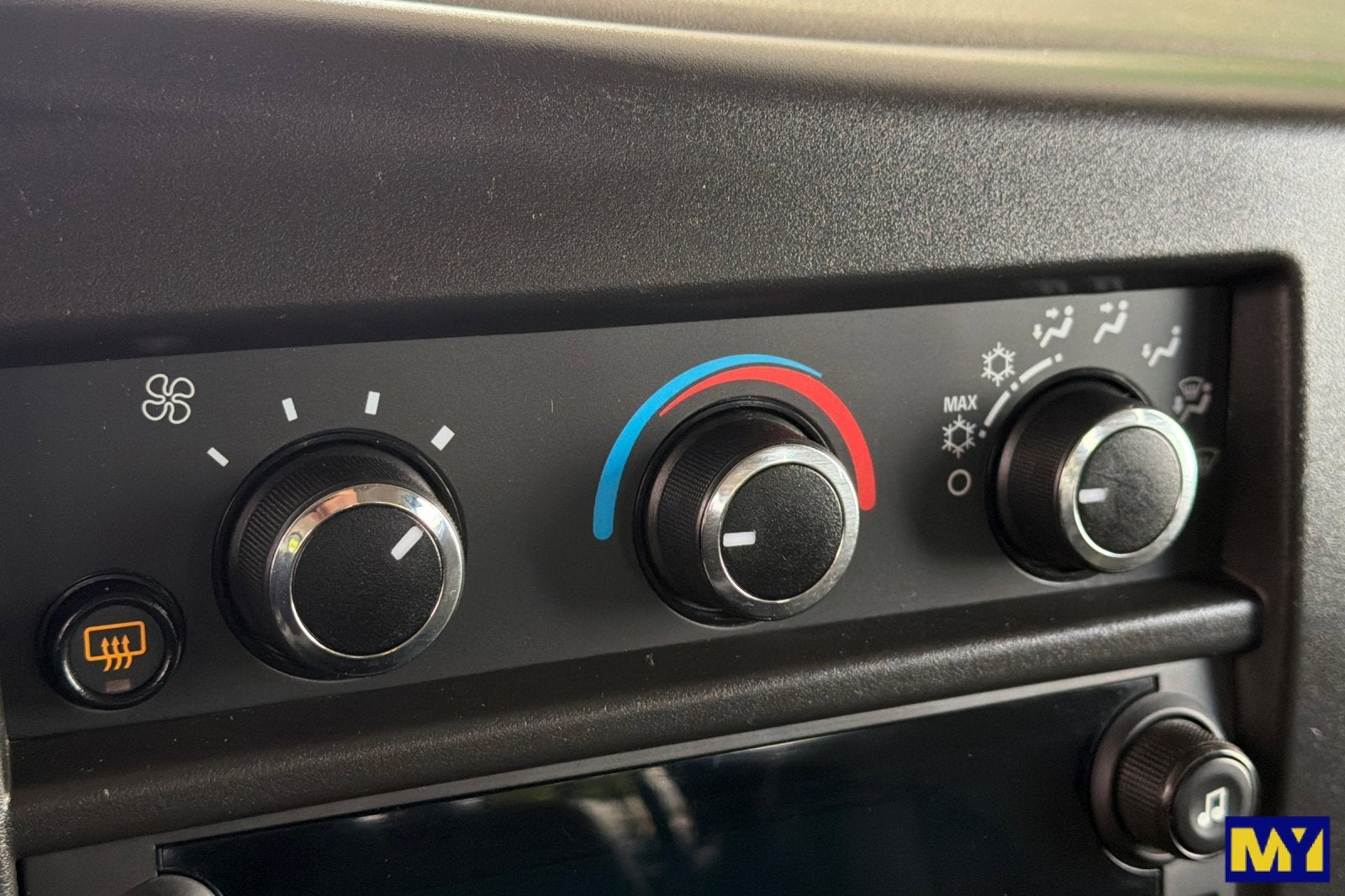 2023 Chevrolet Express Passenger 3500 1LT