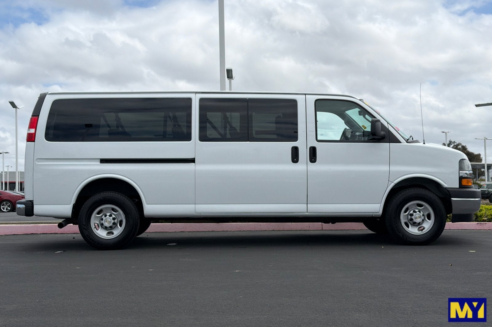 2023 Chevrolet Express Passenger 3500 1LT