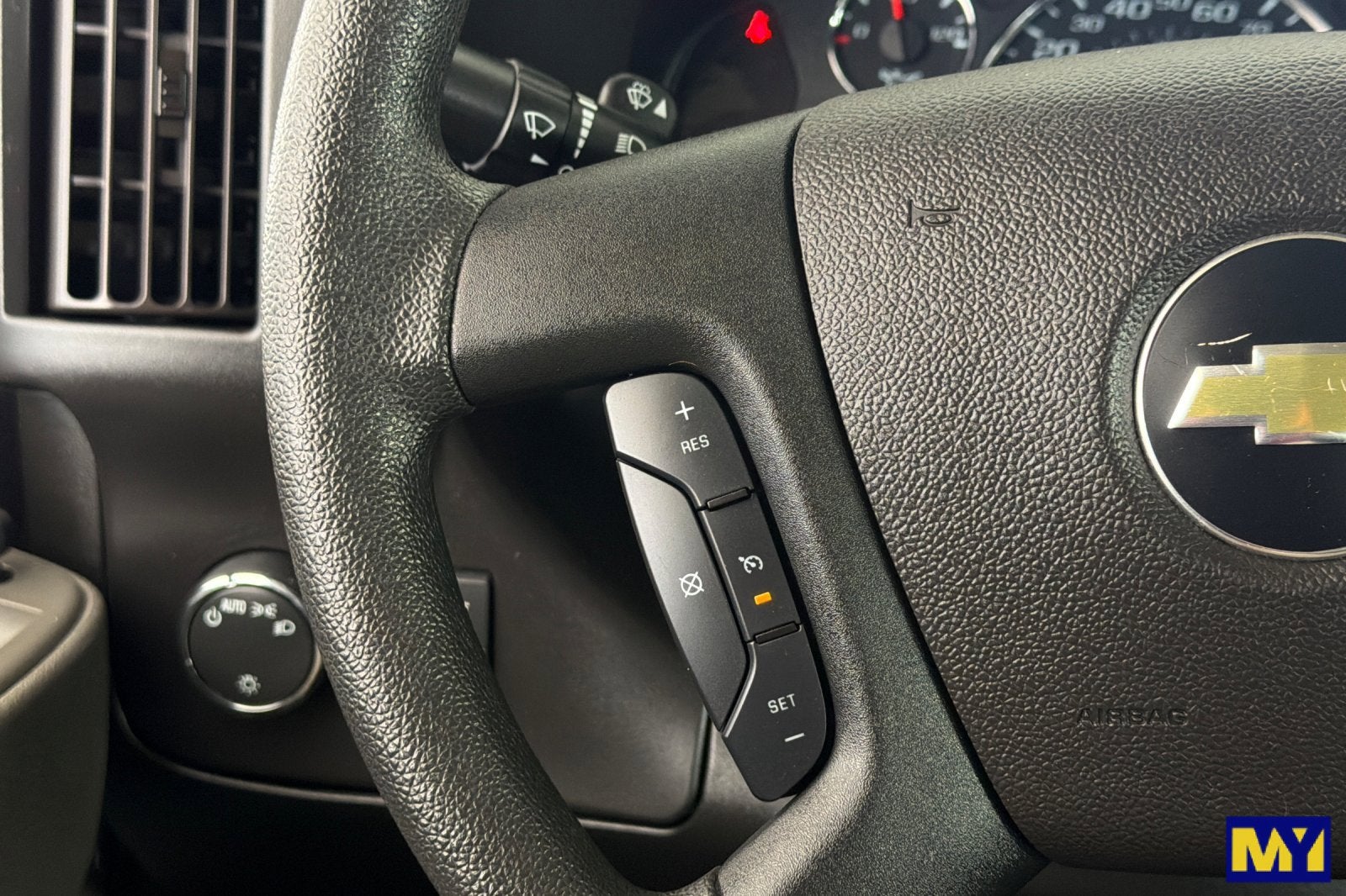 2023 Chevrolet Express Passenger 3500 1LT