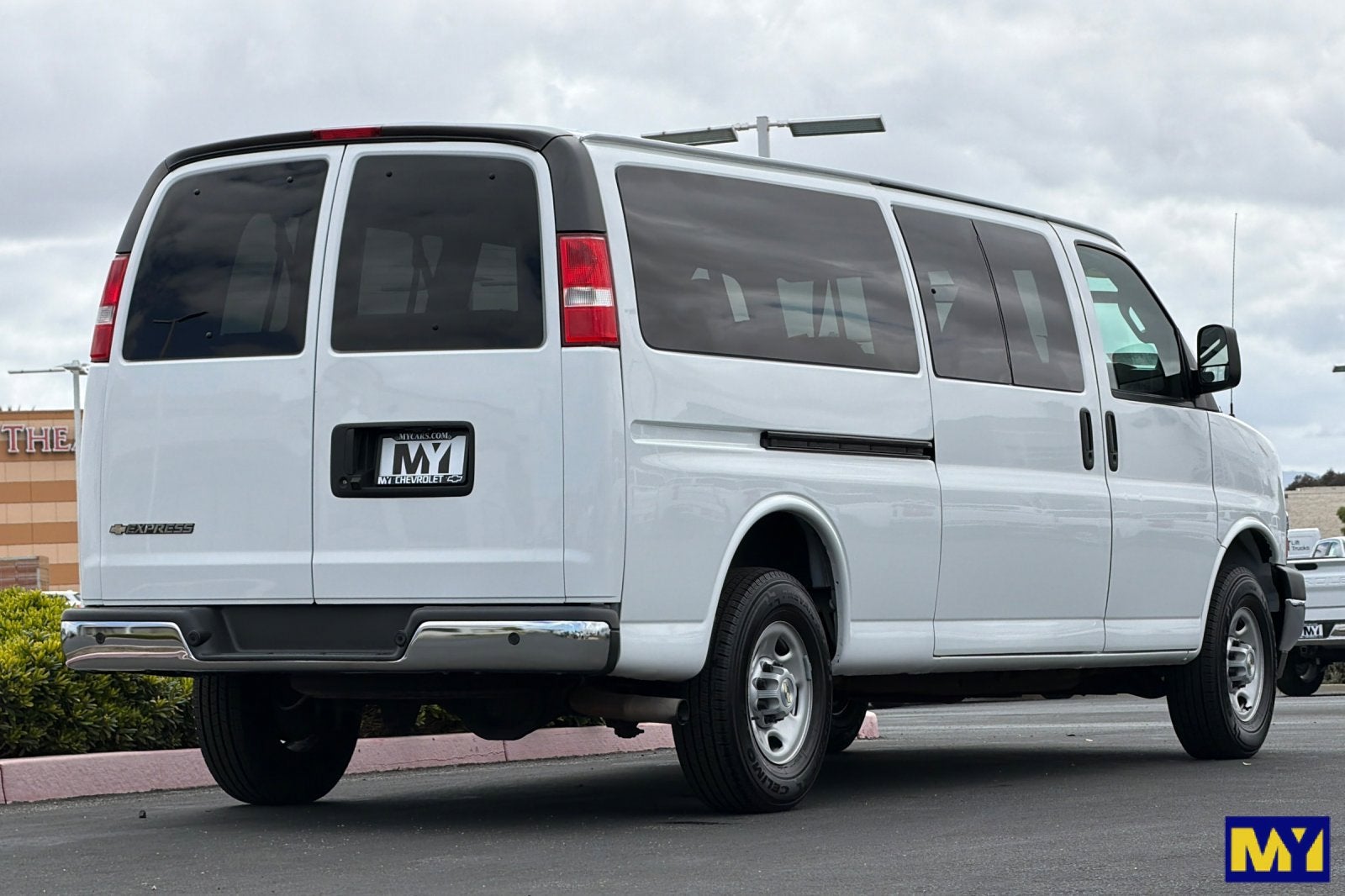 2023 Chevrolet Express Passenger 3500 1LT