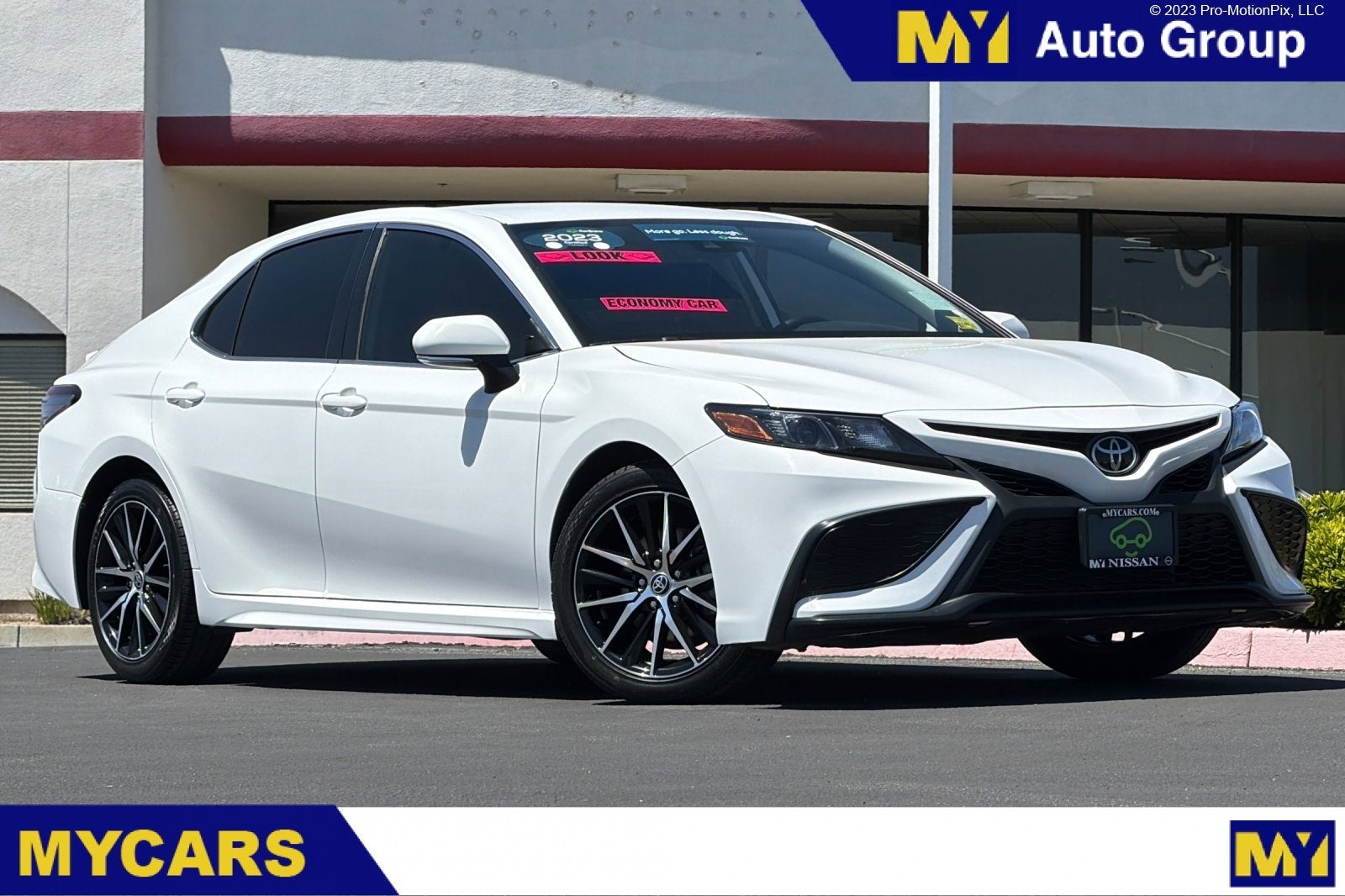 2023 Toyota Camry SE's photo